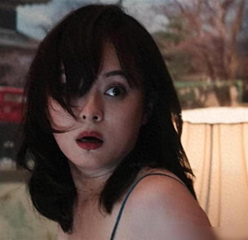 邓超刚被网友艾特去看孙俪新剧的大尺度镜头，转头就官宣自己被五位美女环绕。你以为这