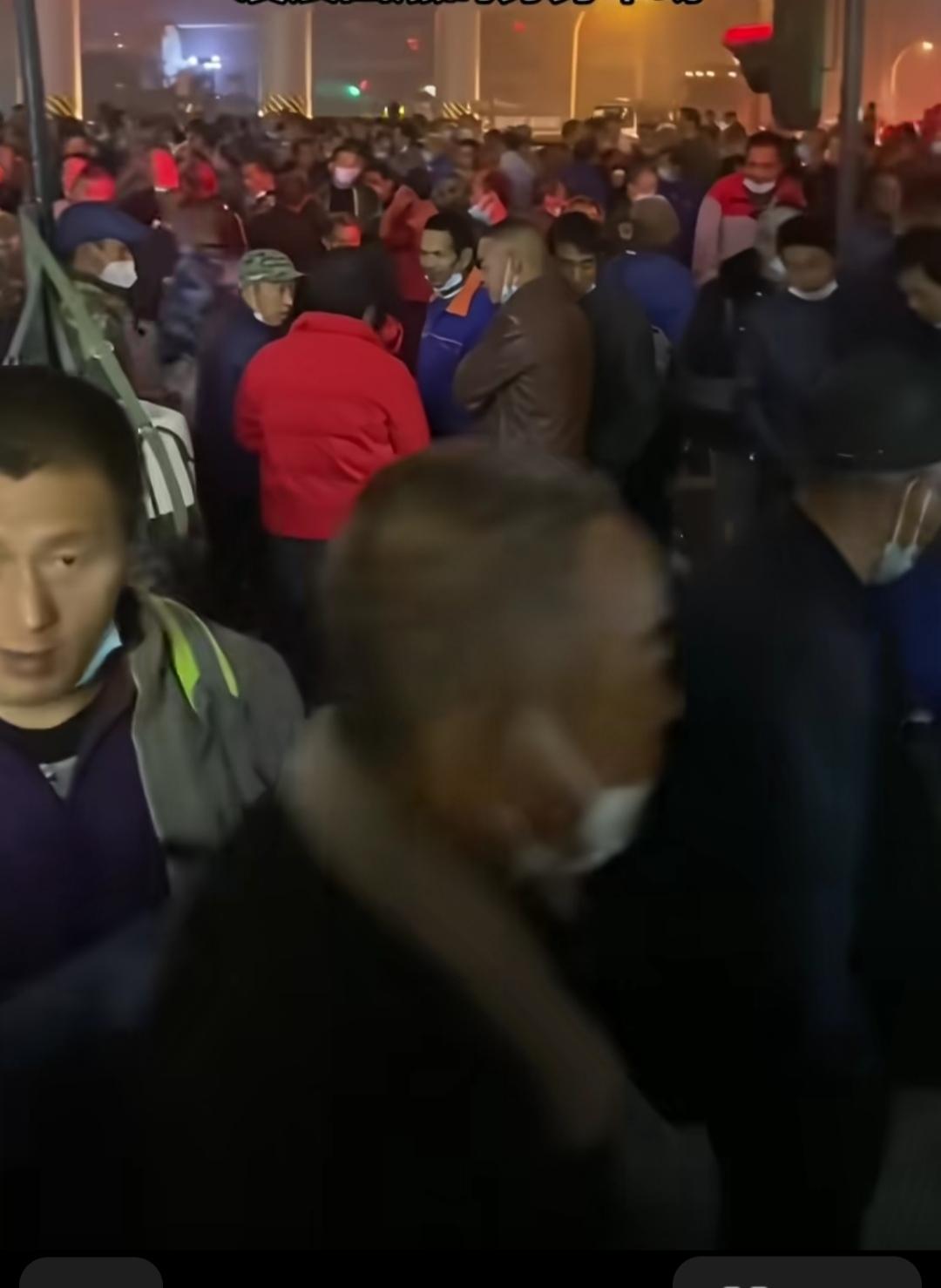 比死更可怕的，
是穷！
凌晨4点的劳务市场，堪比过大年！