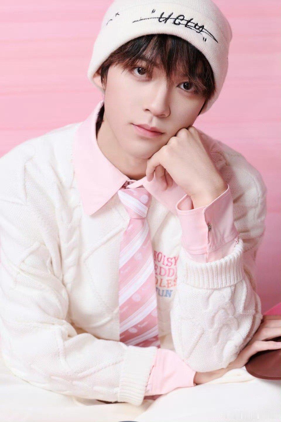 打包微博、直播滑跪、火速官宣——每个动作都透着校园式的朴实。不是高高在上的明星，