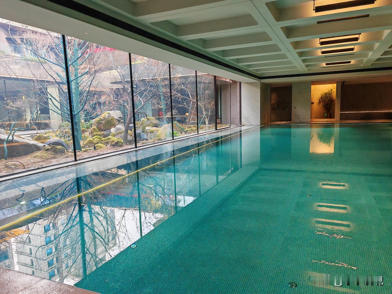 新楼盘中，游泳池已成会所标配！当下，在北京的新住宅项目里，小区会所配备游泳池几乎