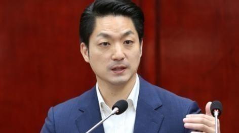 记者曾问蒋万安：你是台湾人还是中国人？蒋万安的回答出乎预料。他说：我是 台湾 人