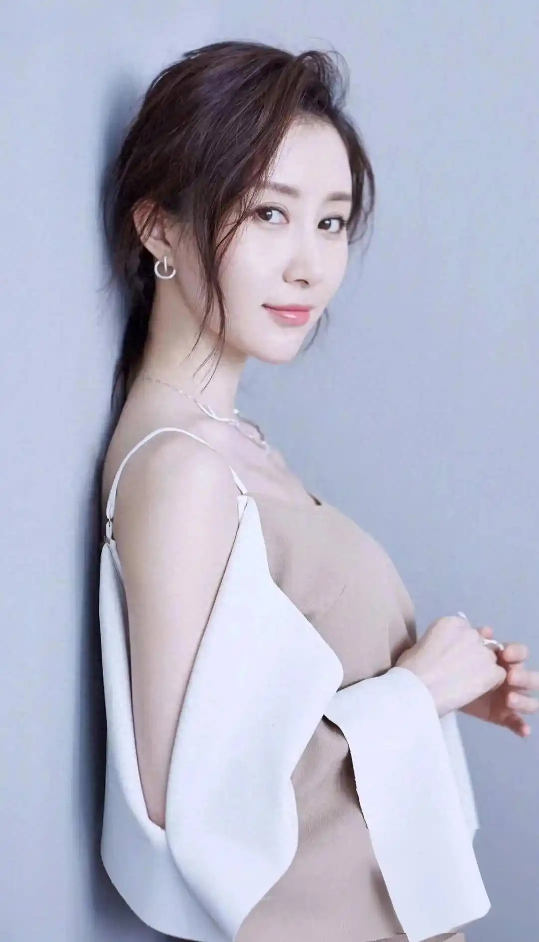 舒畅演短剧有种降维打击的感觉 舒畅，丁卯 辛亥 甲申。甲木女生于亥月，偏印当令，