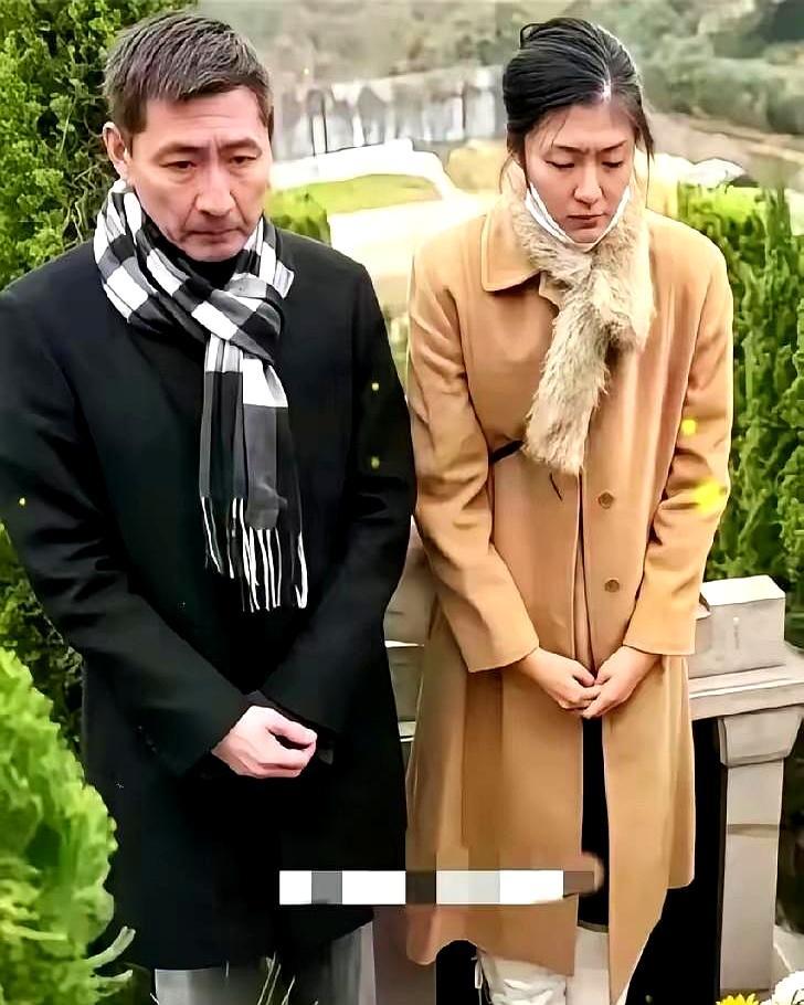 拿刀逼丈夫离婚的女人死后十三年，前夫却红着眼带女儿来上香了。你以为这是薄情寡义，