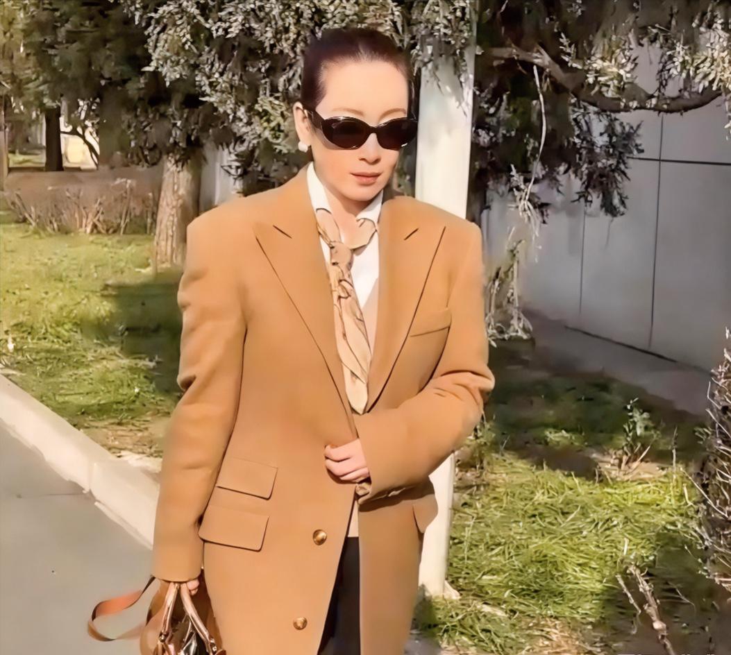 刚刷到秦海璐现身春晚彩排的视频，她一袭风衣加身，墨镜遮面，步履间气场全开，又酷又