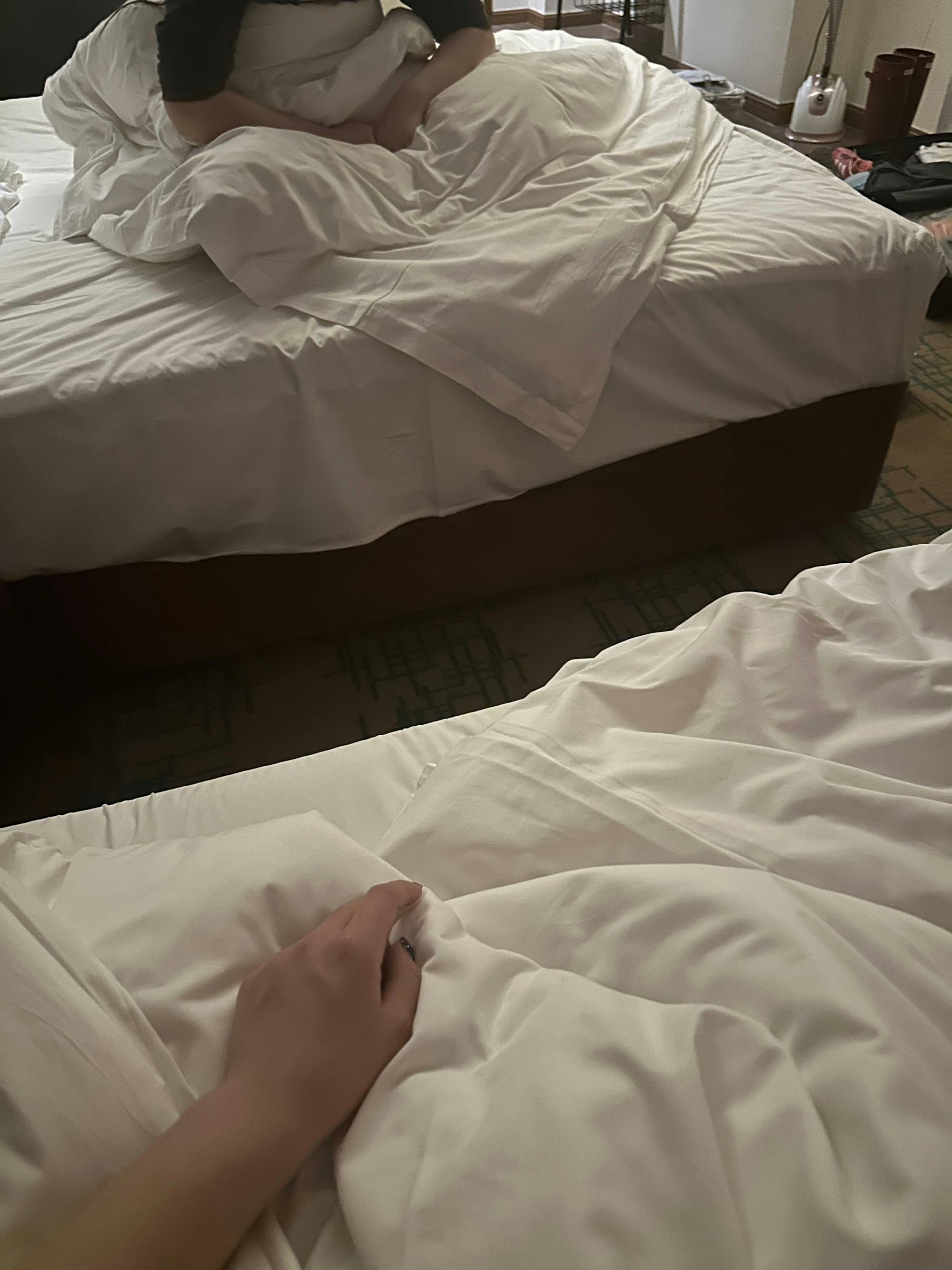 当两个人已经开始坐起来聊的时候，就说明事儿大了，开始聊上头了，而且坐得越直，事越