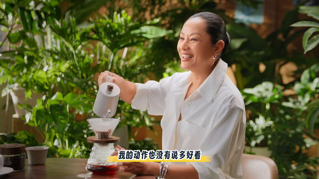 瞿颖 颈部艺人坦然接纳身份变化，瞿颖选择做自在的颈部艺人，不必追逐流量顶峰，顺着