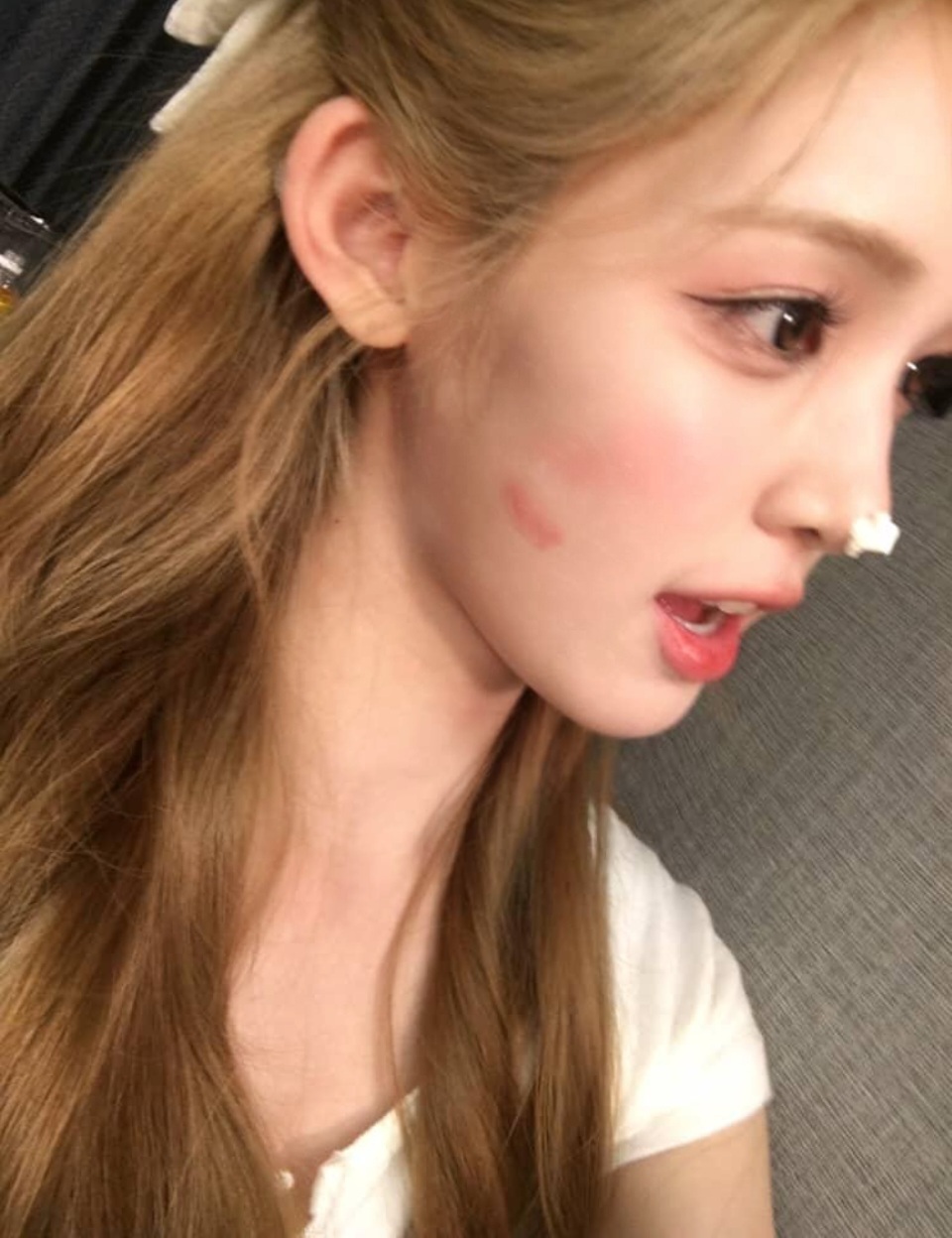 你们就继续亲她吧！我一点也不想哭！ 