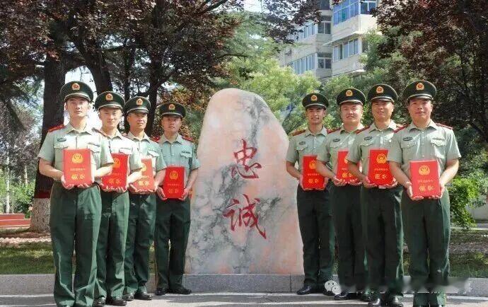 在军士“专升本”中有一条就是，要服役到一级上士以上。啥意思？也就是说从学校学习归