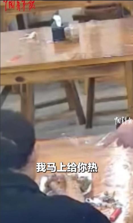 暖心一幕发生在河南周口一家餐馆：一桌食客用餐完毕结账离去，桌上还余下两盘几乎没动