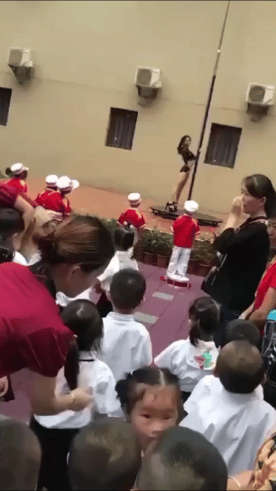 在幼儿园跳钢管舞已经够炸裂了，还在国旗底下！深圳一幼儿园开学典礼校方雇人表演钢管