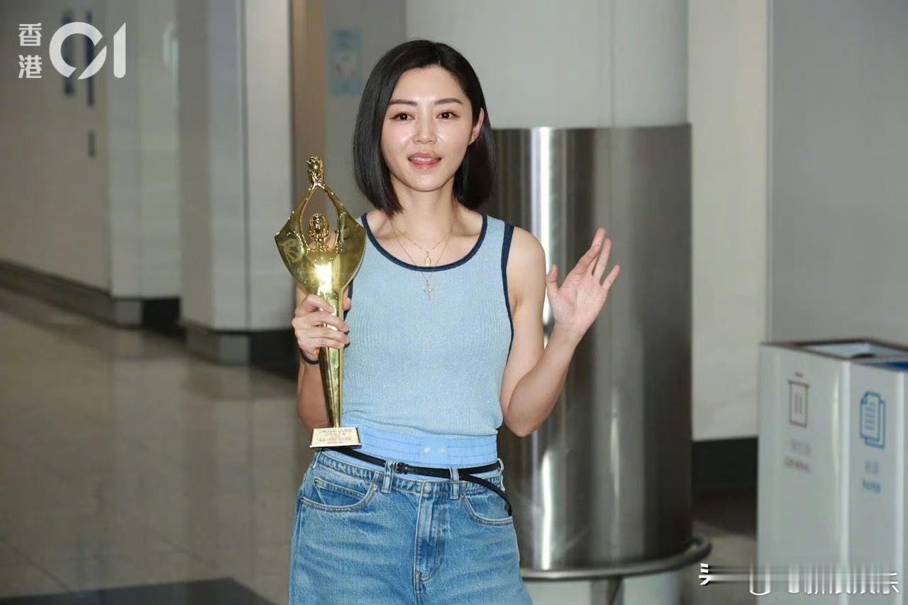 卫诗雅
我觉得她给内娱所有资本上了一课
那就是明星就是一份工作，不需要众星捧月，