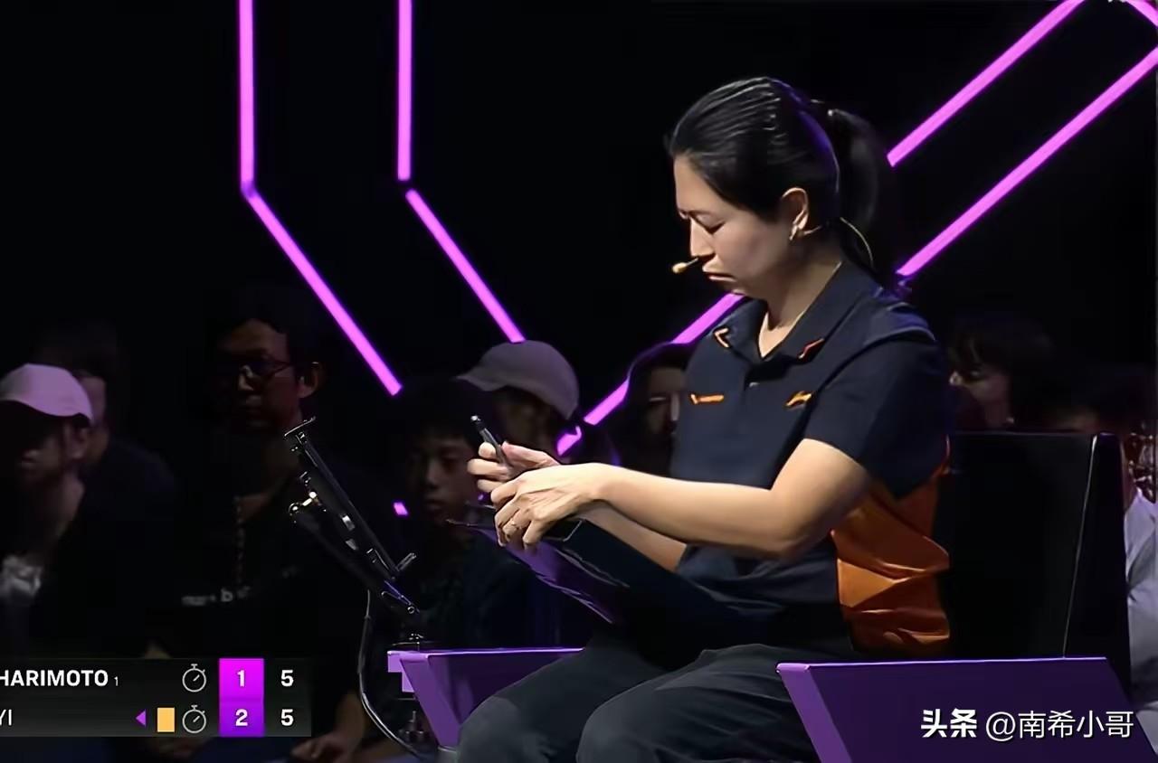 这位女裁判彻底火了，
不是因为她多美，
而是因为她做的太过分，

虽然张本美和是