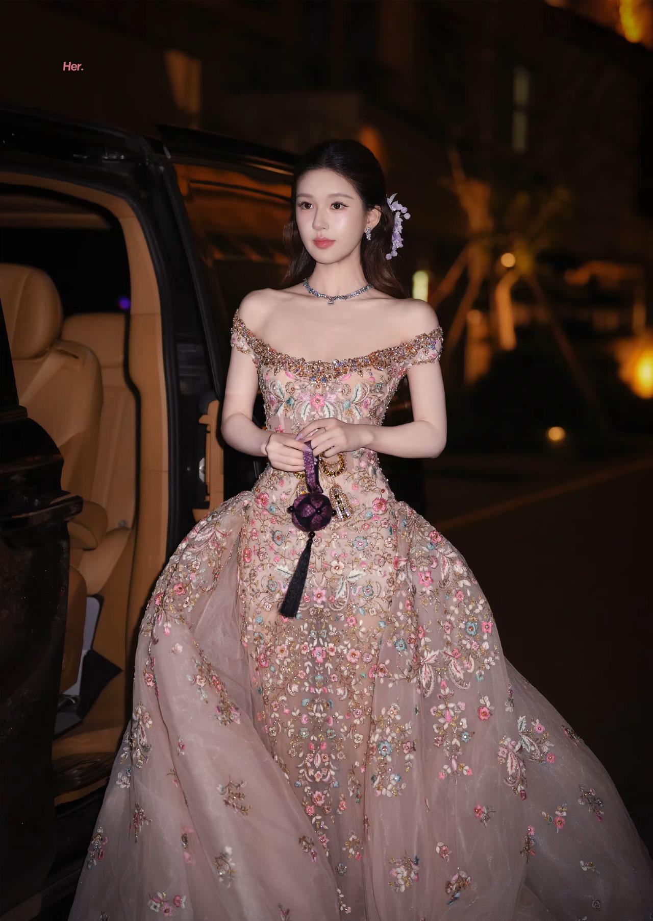 她到底要美成什么样才肯罢休啊！

2026年10月21日，赵露思亮相时尚芭莎来自