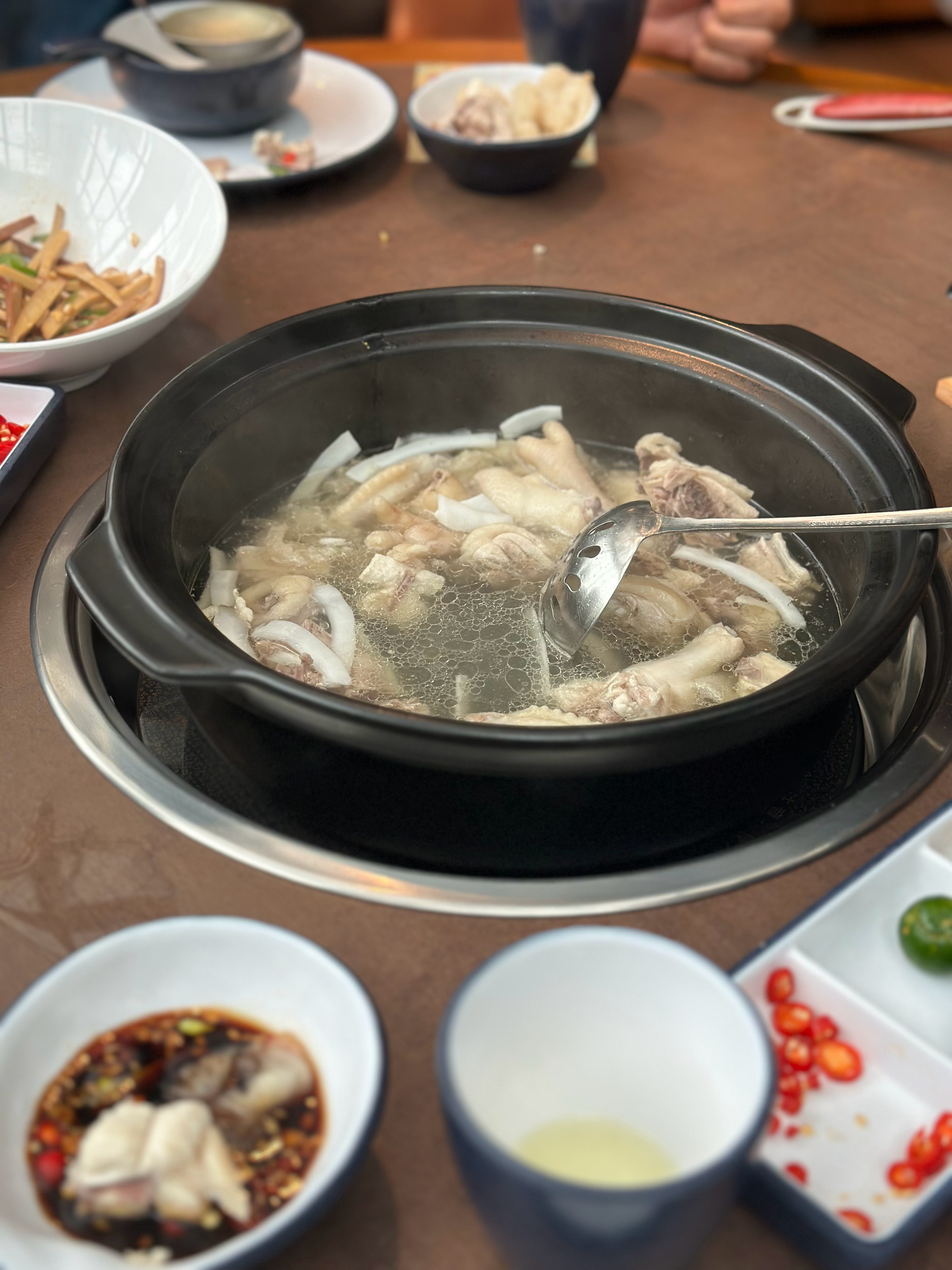 部分汽车厂有几个特点，你细品：1️⃣技术概念没落地，营销就开吹了2️⃣销量和交付