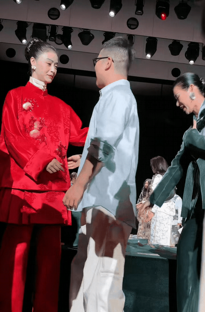 这个男子挺会占便宜，趁着女子不注意，冷不防的来了这一下，女子虽然很惊讶，但是随后