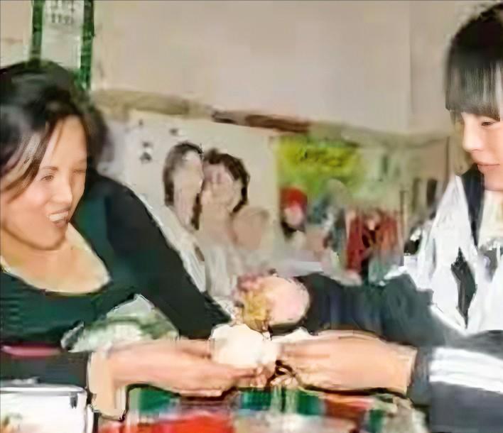 泪目！陕西1女子意外瘫痪，丈夫外出打工后再没回来，女子绝望想放弃自己，谁知，4岁