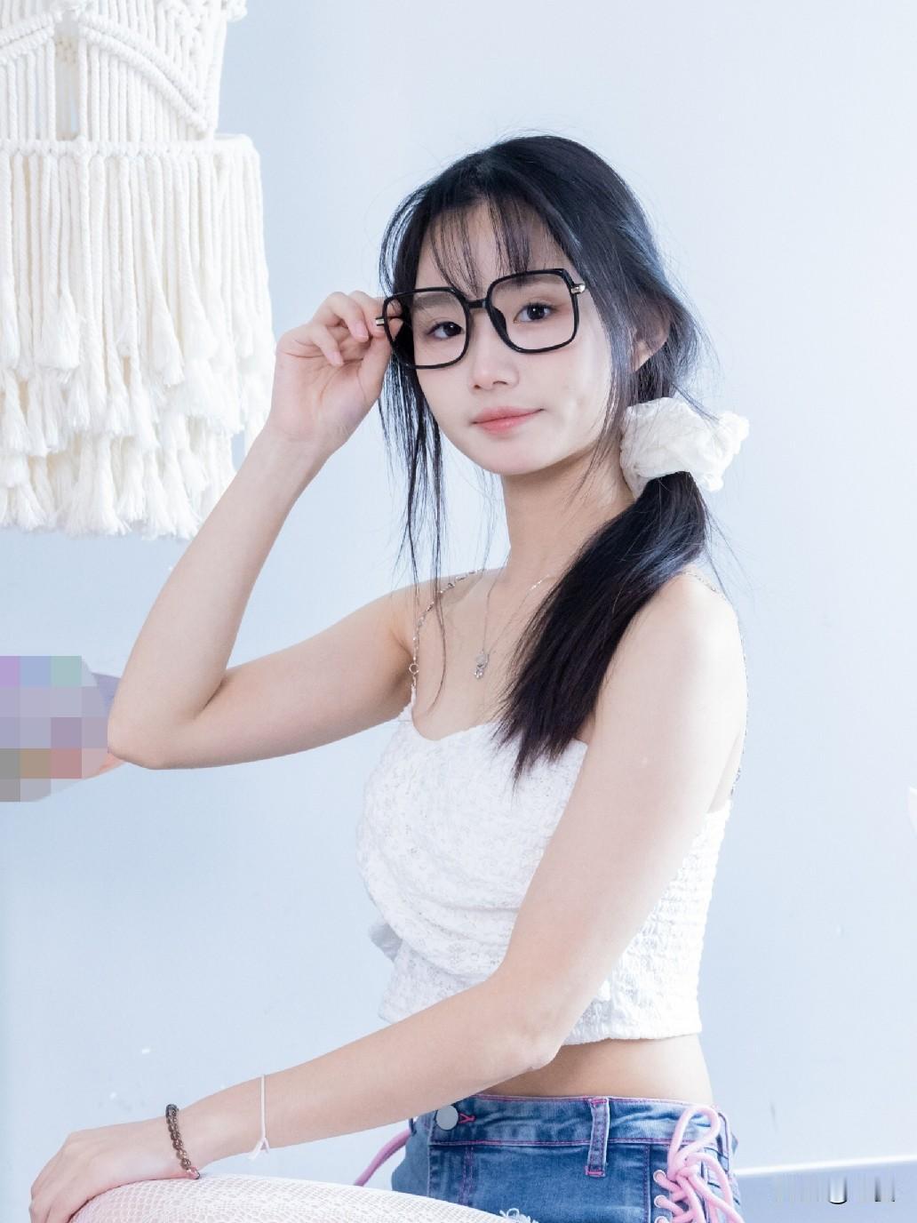 晒图笔记大赛今日份的居家OOTD，主打一个随性与甜酷交织～上身选了件白色褶皱吊带