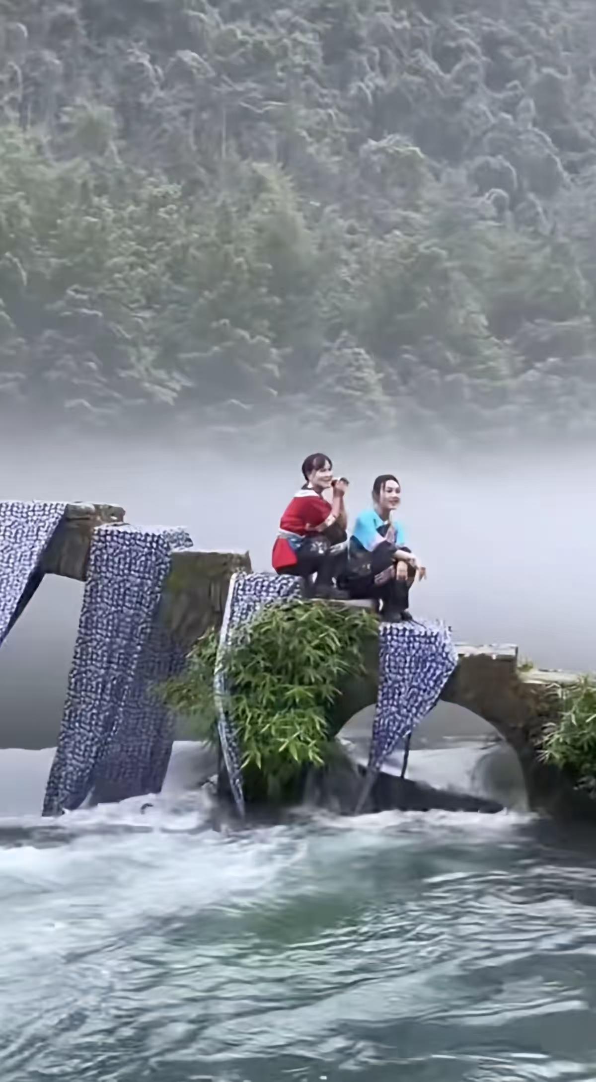 捣练子·桥畔观江
凭石坐，雾烟融。
江水奔涛势自雄。
两岸青山层叠翠，
一川风物