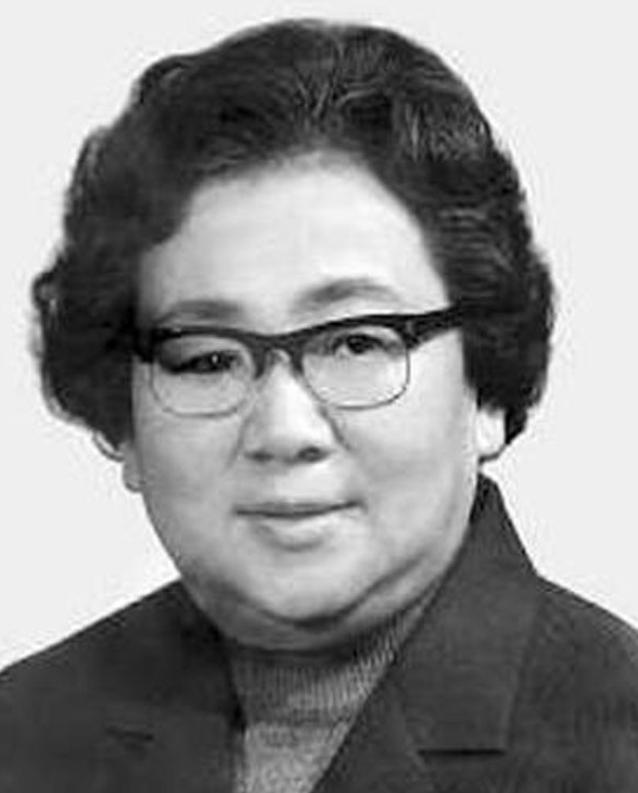 1943年，一个17岁的中国少女被抓进了纳粹集中营，突然，德军士兵在她身上发现了