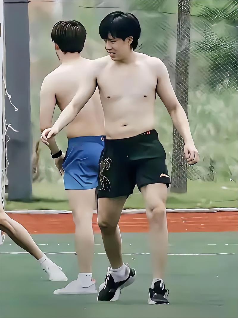 王楚钦裸露上身和队友踢足球的瞬间，这身板看起来玉树临风、细皮嫩肉的，但丝毫缺了点