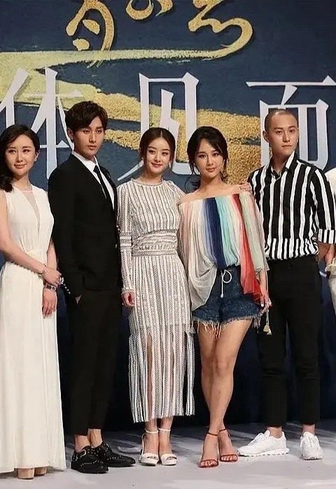都说赵丽颖气质土气，但她的头身比其实很优越 ​​​