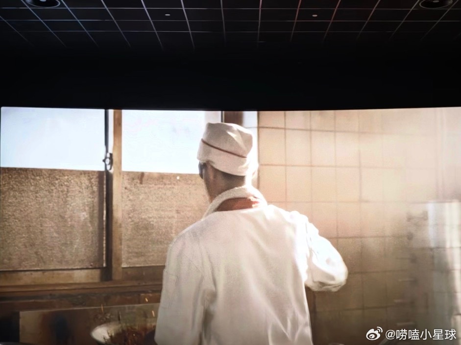 徐福烩饭没有刻意去评判战争各方对错，不去简单归咎某一方，就站在普通人的视角，旁观