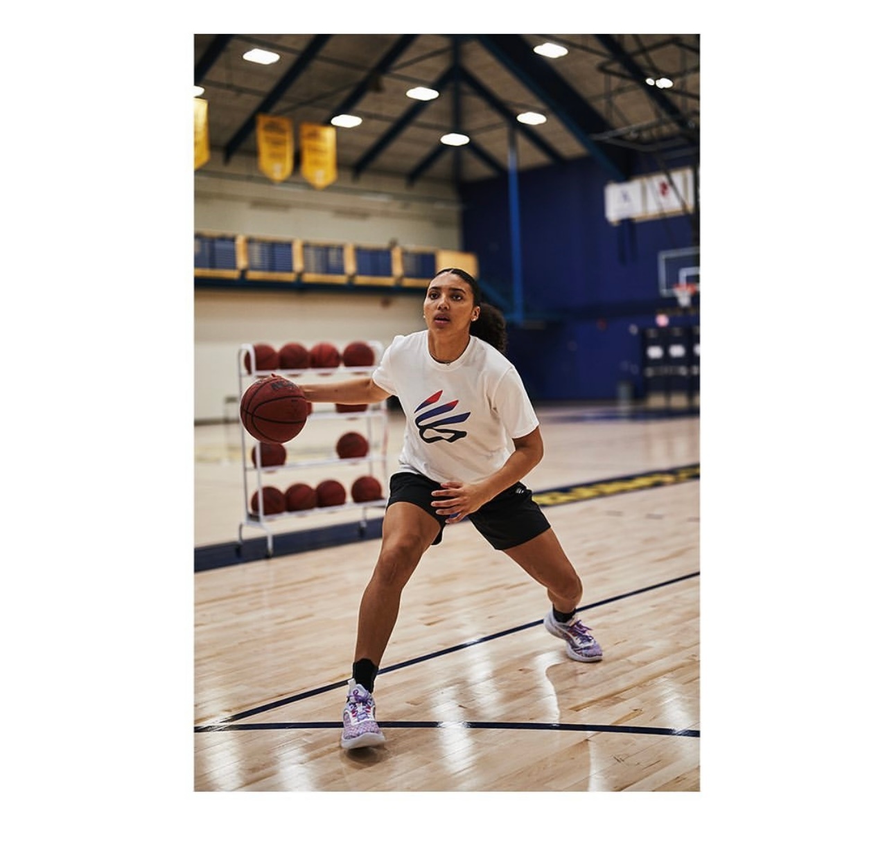 库里与UA不再合作后，Azzi的运动品牌下家也大概率不会再是UA了，一组当时给C