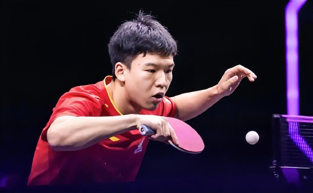 一场针锋相对的国乒内战，向鹏更胜一筹！

在新加坡大满贯的男单1/16比赛，向鹏