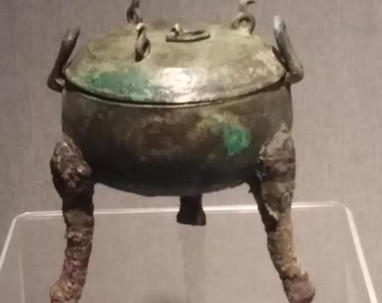 这有意思嘿
洛阳博物馆里竟然有一只拼接鼎
这鼎是在1993年4月
洛阳邙岭路的一