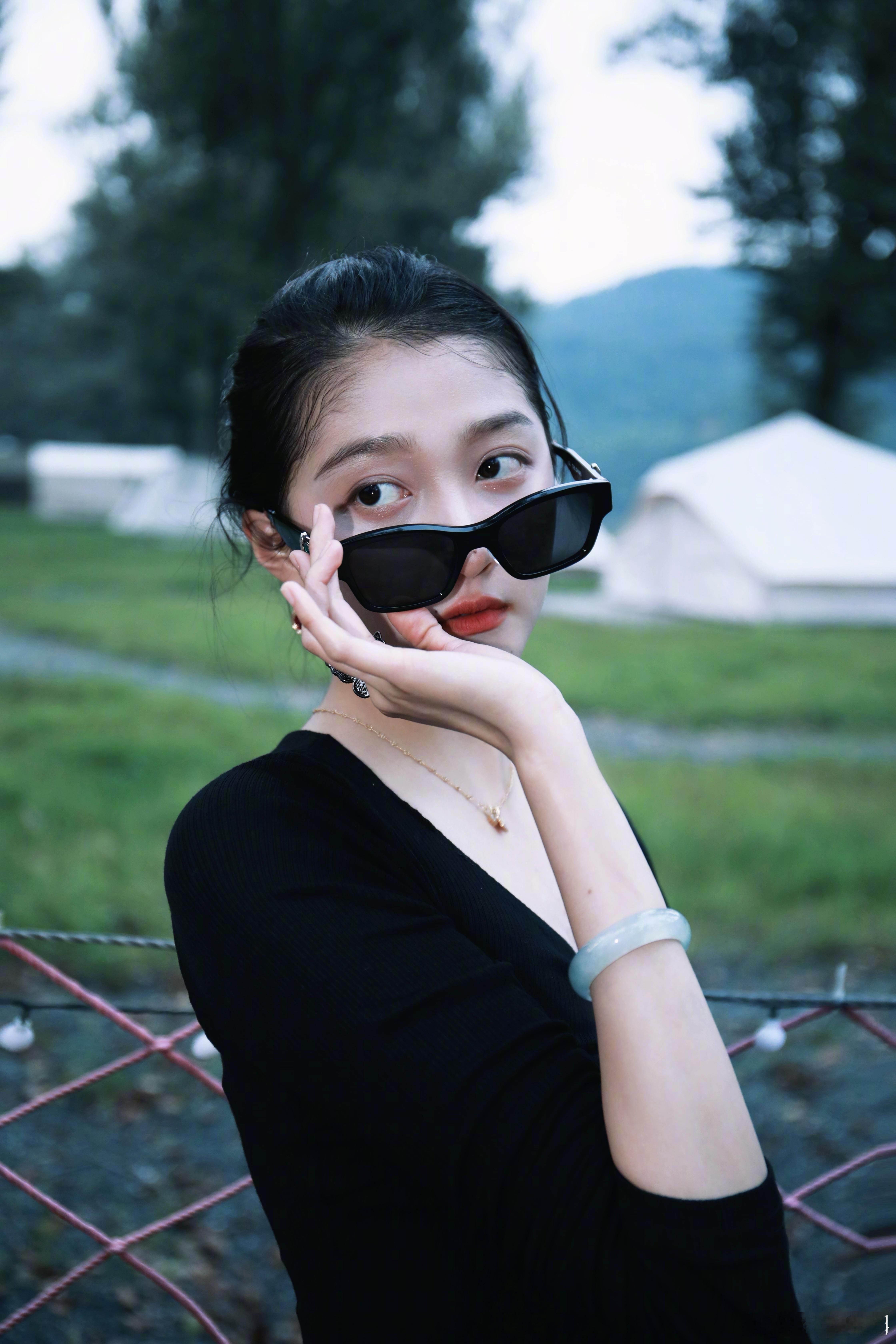 #谁来给关晓彤递个特工本子##关晓彤酷飒拽姐# 关晓彤的这组照片，让我们看到了她