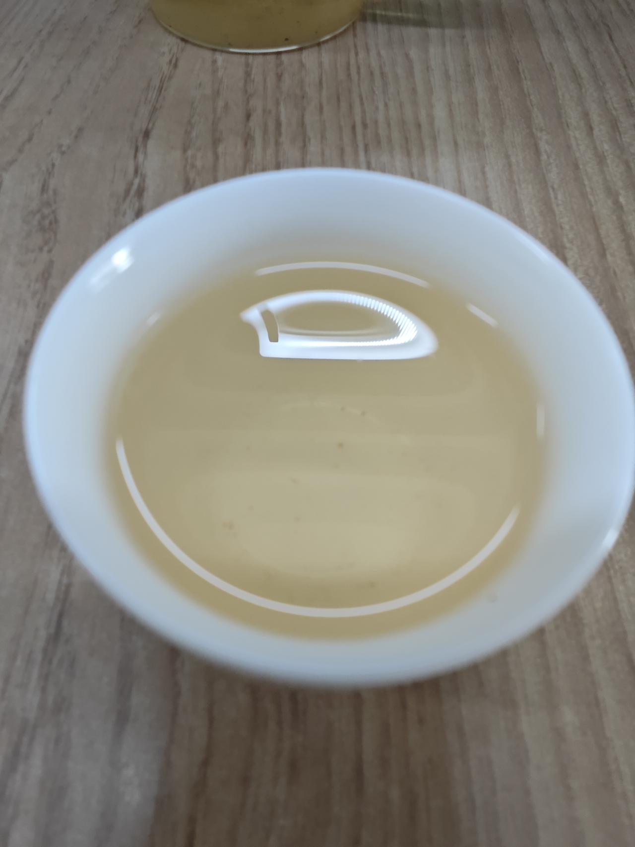 记住：绿茶，只喝前三泡
常喝绿茶能明显感知，茶汤风味从第四泡开始明显滑坡。
绿茶