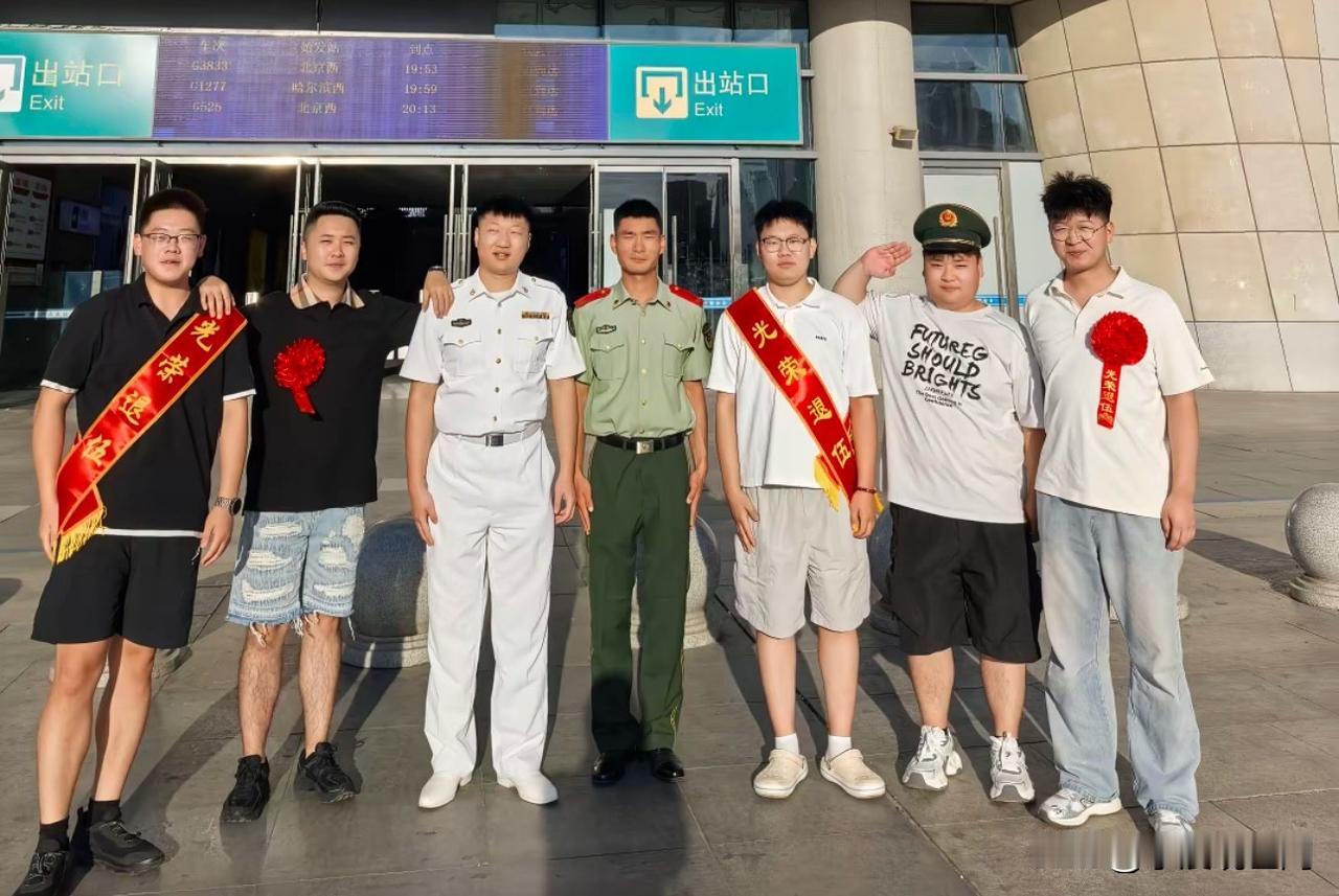我的两个好兄弟今日光荣退伍，
已经返回家乡，荣归故里！