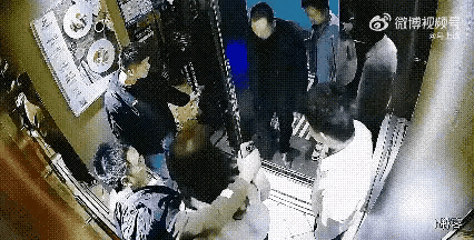 又蠢又坏！江苏，一酒店内机器人正准备上电梯送餐，结果到了门口，却被电梯里的一名男