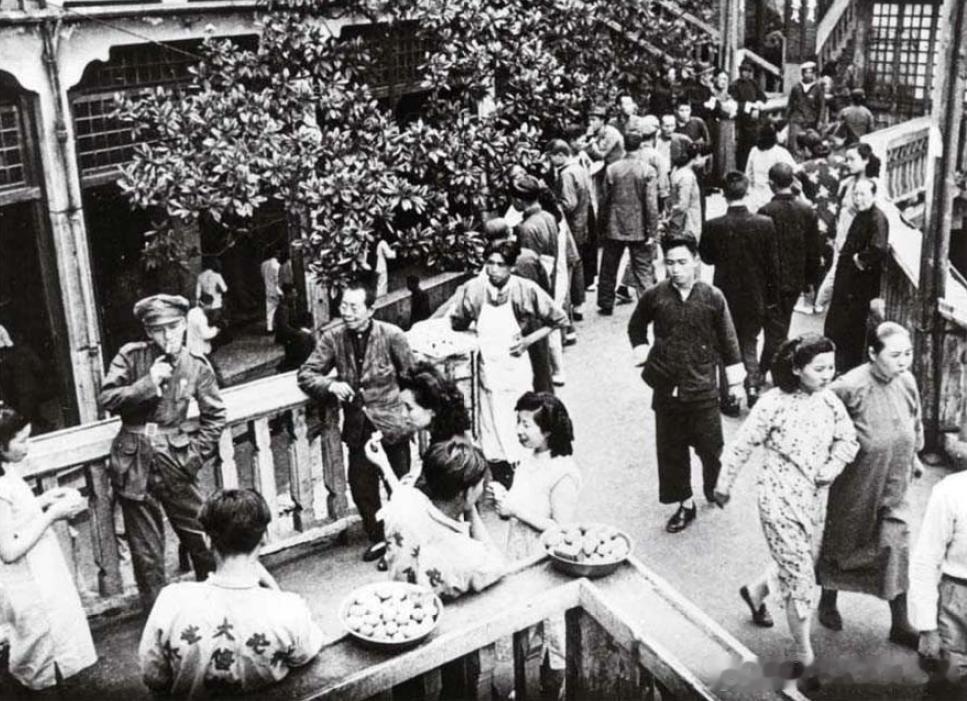 40年代的上海大世界，是集戏院和游艺场于一身的娱乐场，充斥着流氓和妓女历史影像
