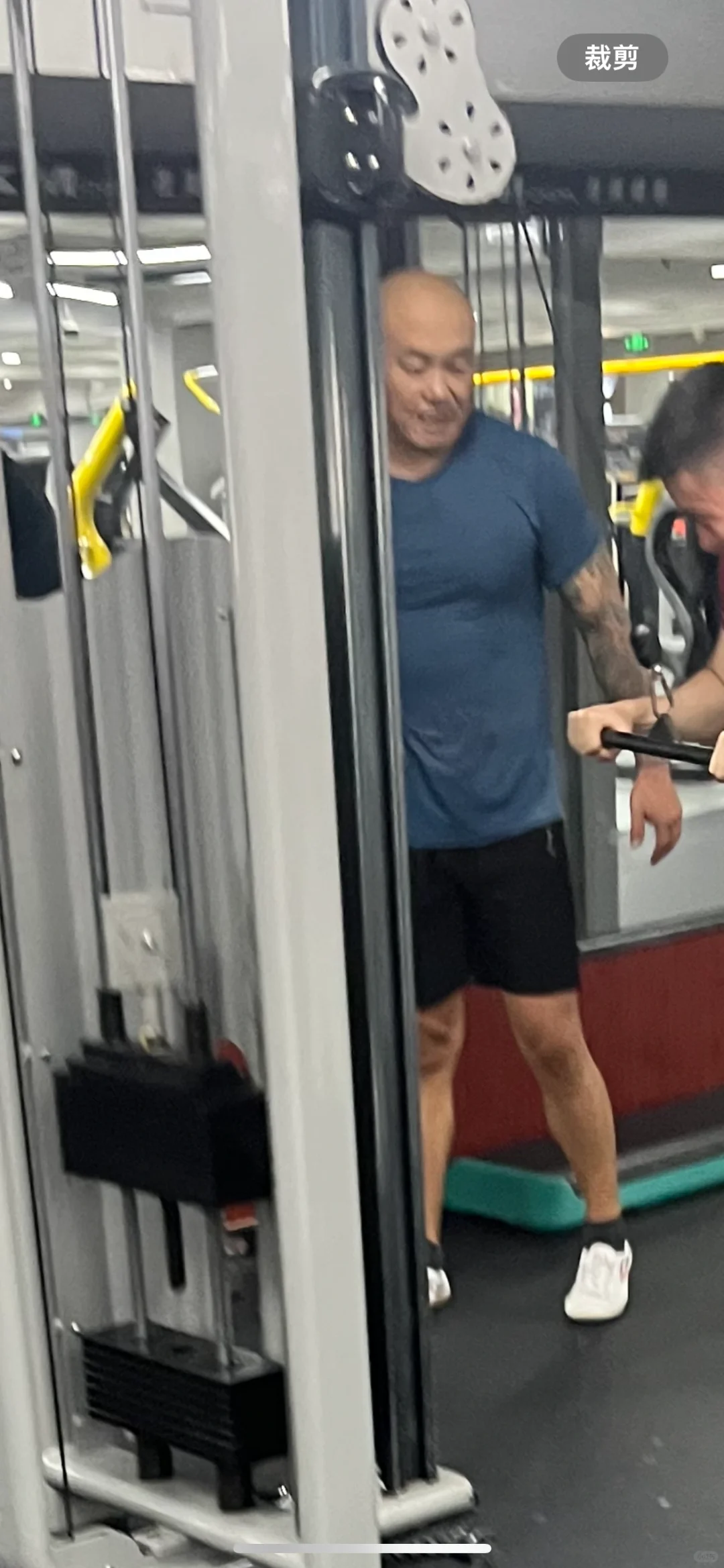 健身房油腻光头中年，看到女会员眼睛都直了