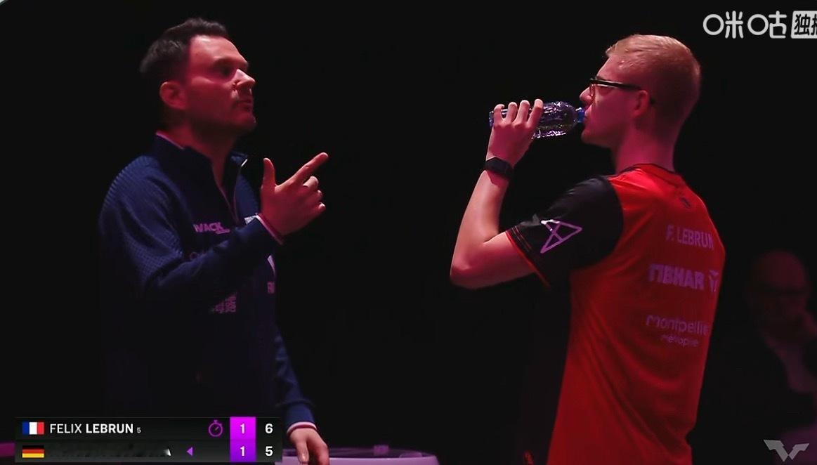 小伦2-1小弗我发现一个很神奇的事场边的水桶外包装还是百岁山但是从里面拿出来的水