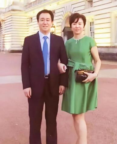 远在英国的丁玉梅，看到老许父子三人被宣判的消息，尤其是看到相伴了近40年的枕边人