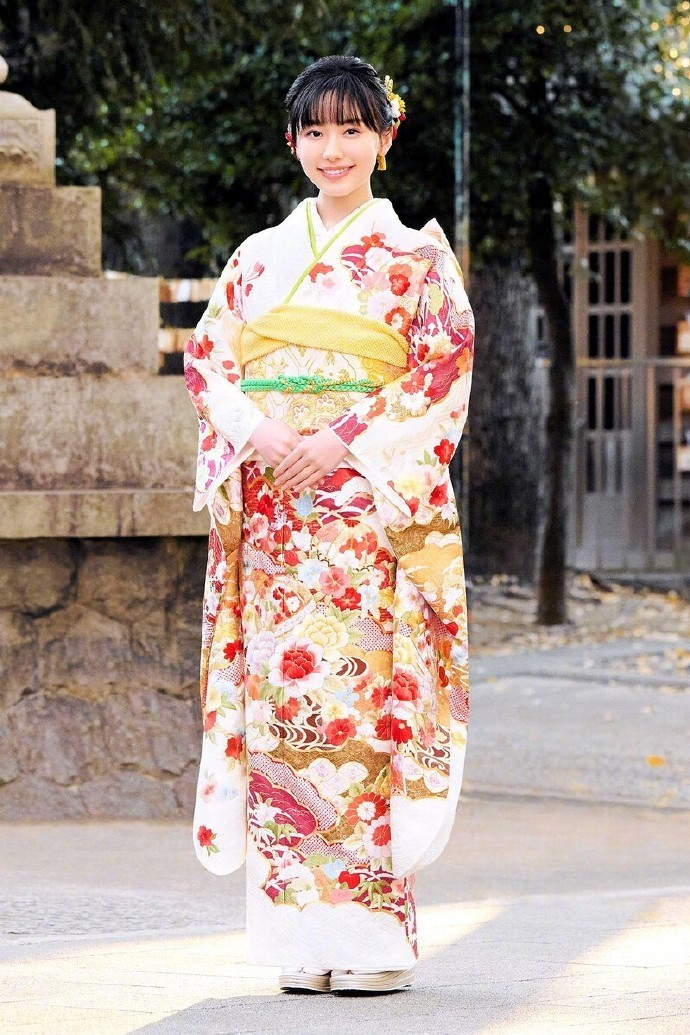 芦田爱菜成人之日照片  芦田爱菜20岁成人礼照片，端庄甜美~ 