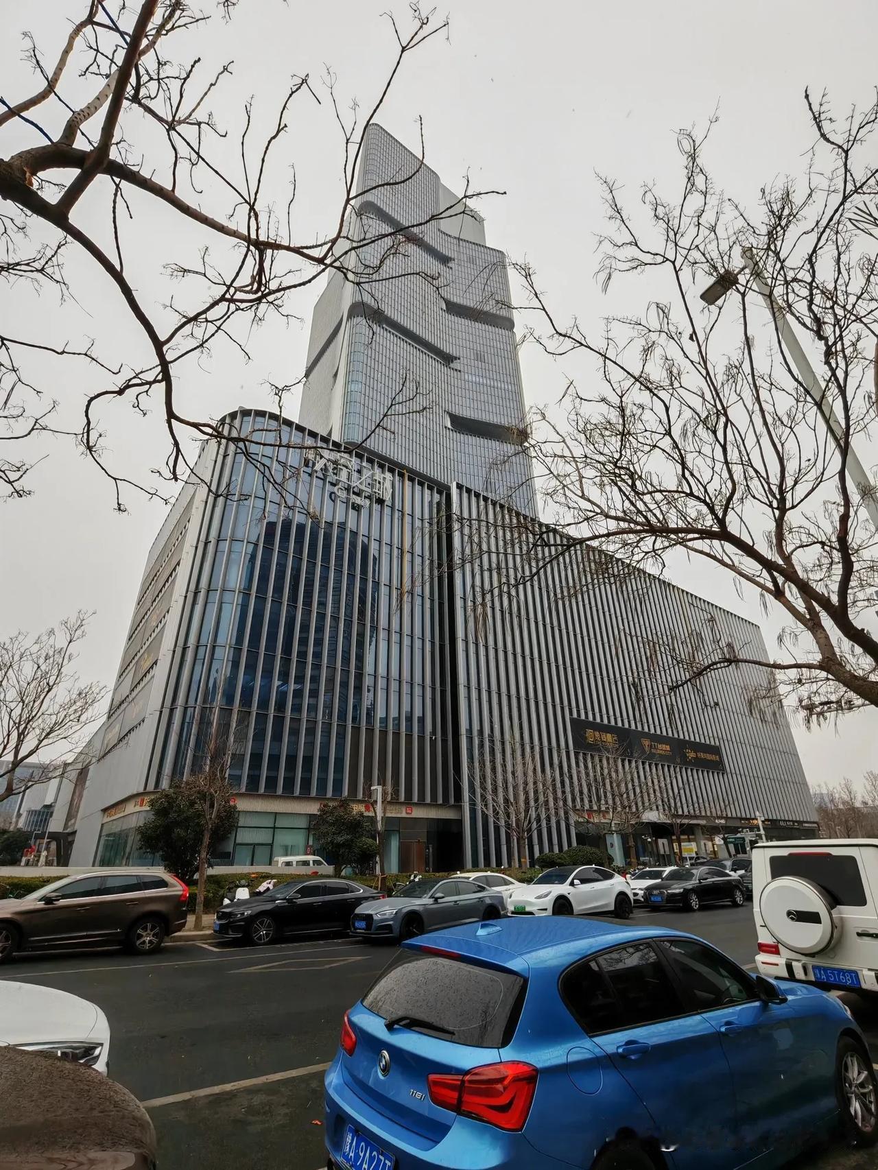 2025年的第一场雪，雪花❄极为小巧，在空中飘飘悠悠地落下来，空气中满是清新的气