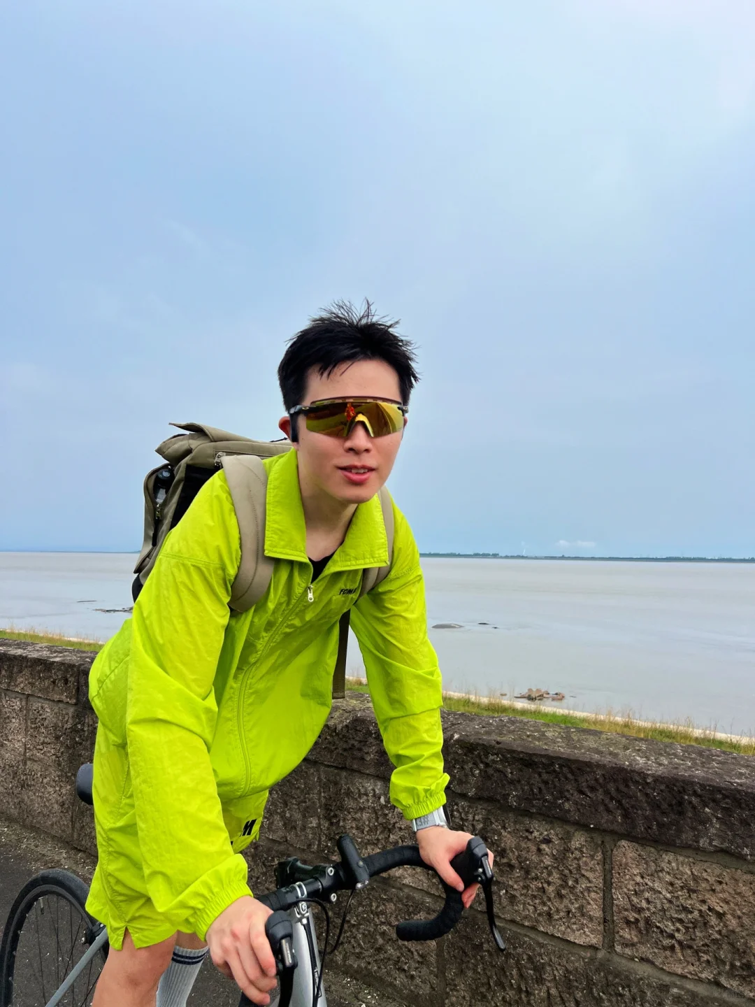 海边 骑车 听歌 等一场雨