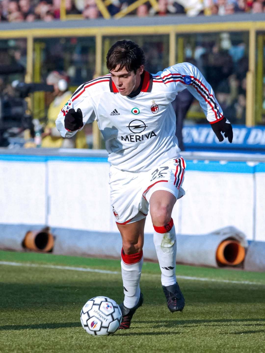 历史上的今天 | 2004年2月1日，里卡多·卡卡亮相意大利博洛尼亚的雷纳托·达