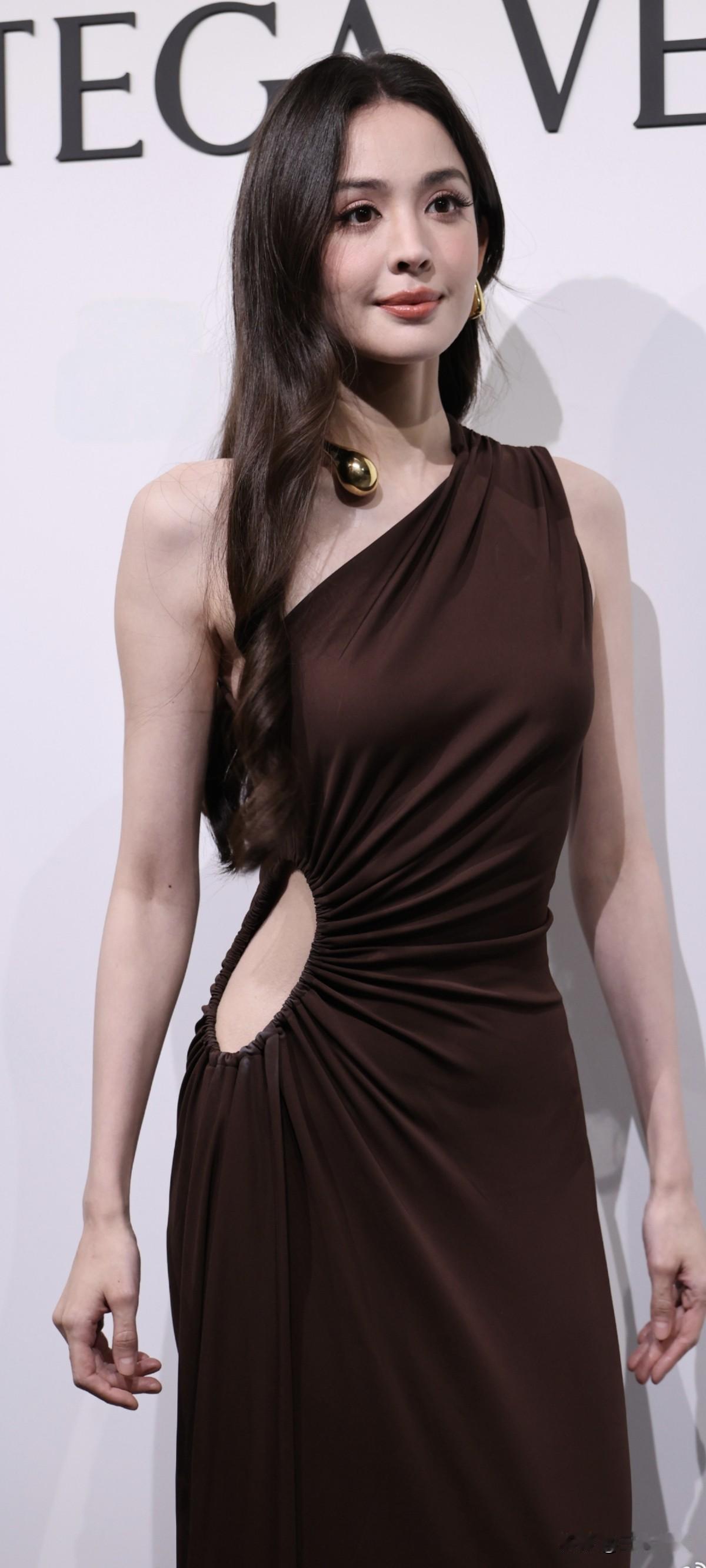 娜扎今日线下活动生图，权威美貌无需多言，权威，她穿啥都有一种贵气的感觉娜扎生图状