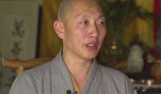 一天，一和尚开车带着一名孕妇来到医院，医生问：谁是孩子父亲？和尚竟双手合十说：是