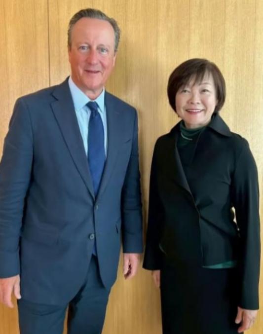 安倍晋三棺材板都快压不住了！

死后3年，老婆安倍昭惠拿着他的1000万抚恤金，