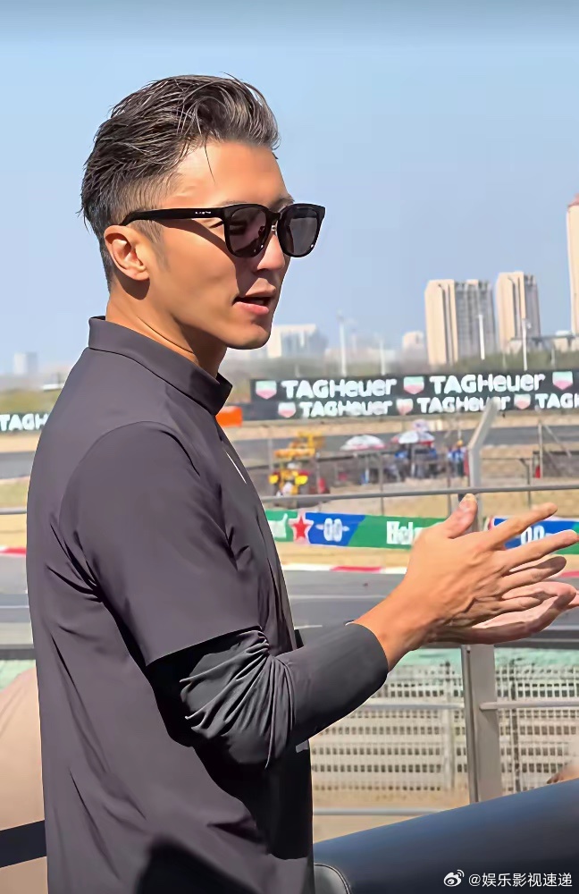 谢霆锋45岁，王菲56岁。 这俩人的状态，真不是靠医美堆的。 谢霆锋头发有点花白