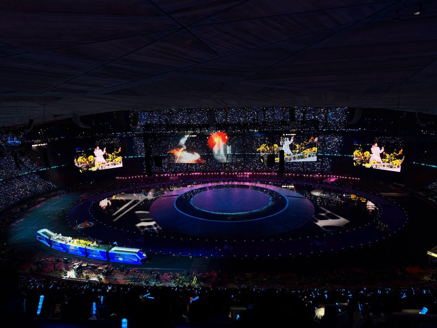 张杰今天换了好多歌歌声一响全是年少回忆～张杰鸟巢舞台奉上超多珍藏经典曲目，久违金