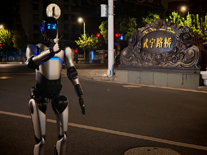 【智元远征A2完成全球首次人形机器人百公里跨省行走，获吉尼斯世界纪录认证】近日，