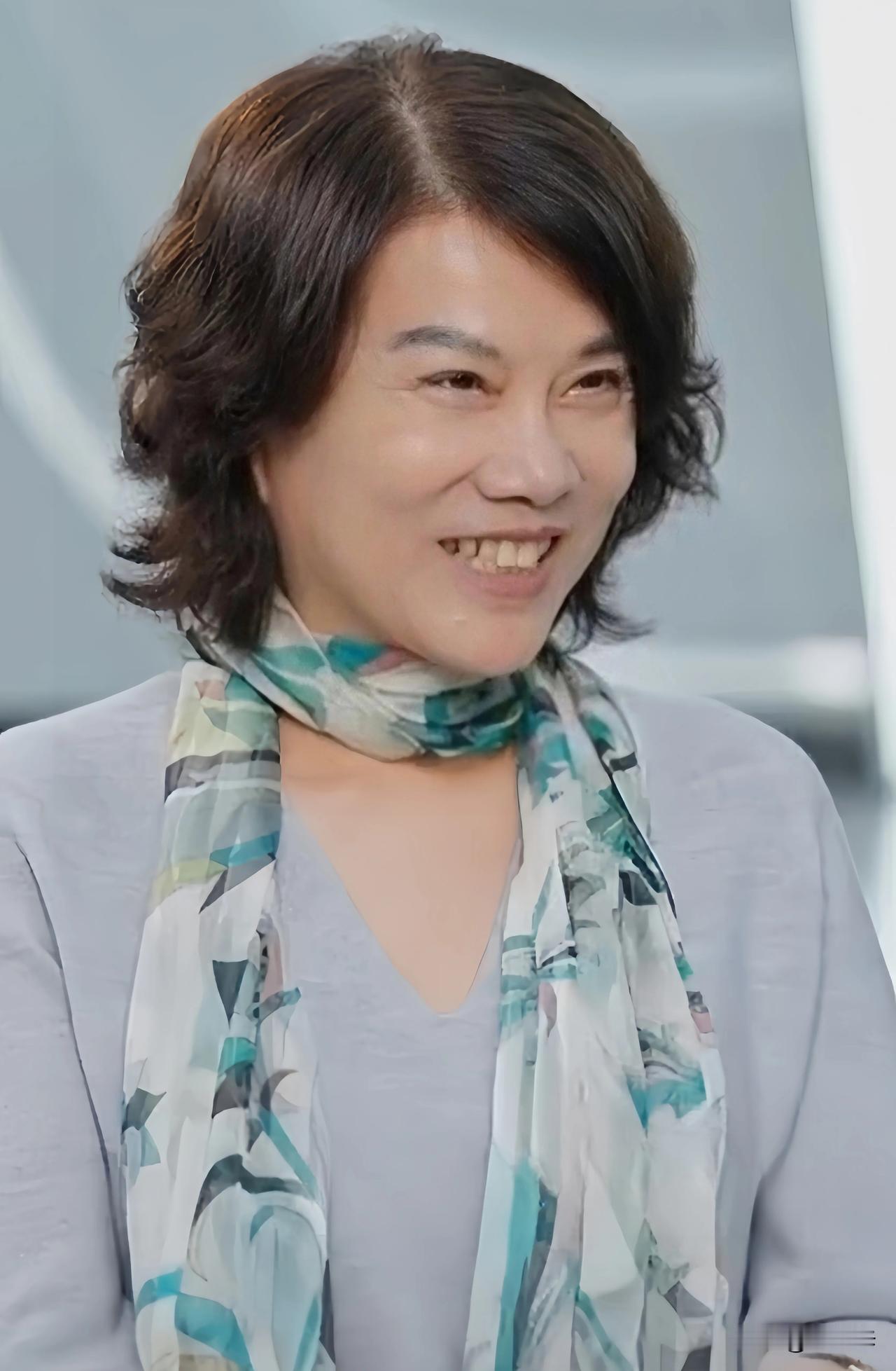 节目中，董明珠表示自己的上衣“200块钱都不要”，评论区很多人说:看看，富人很节
