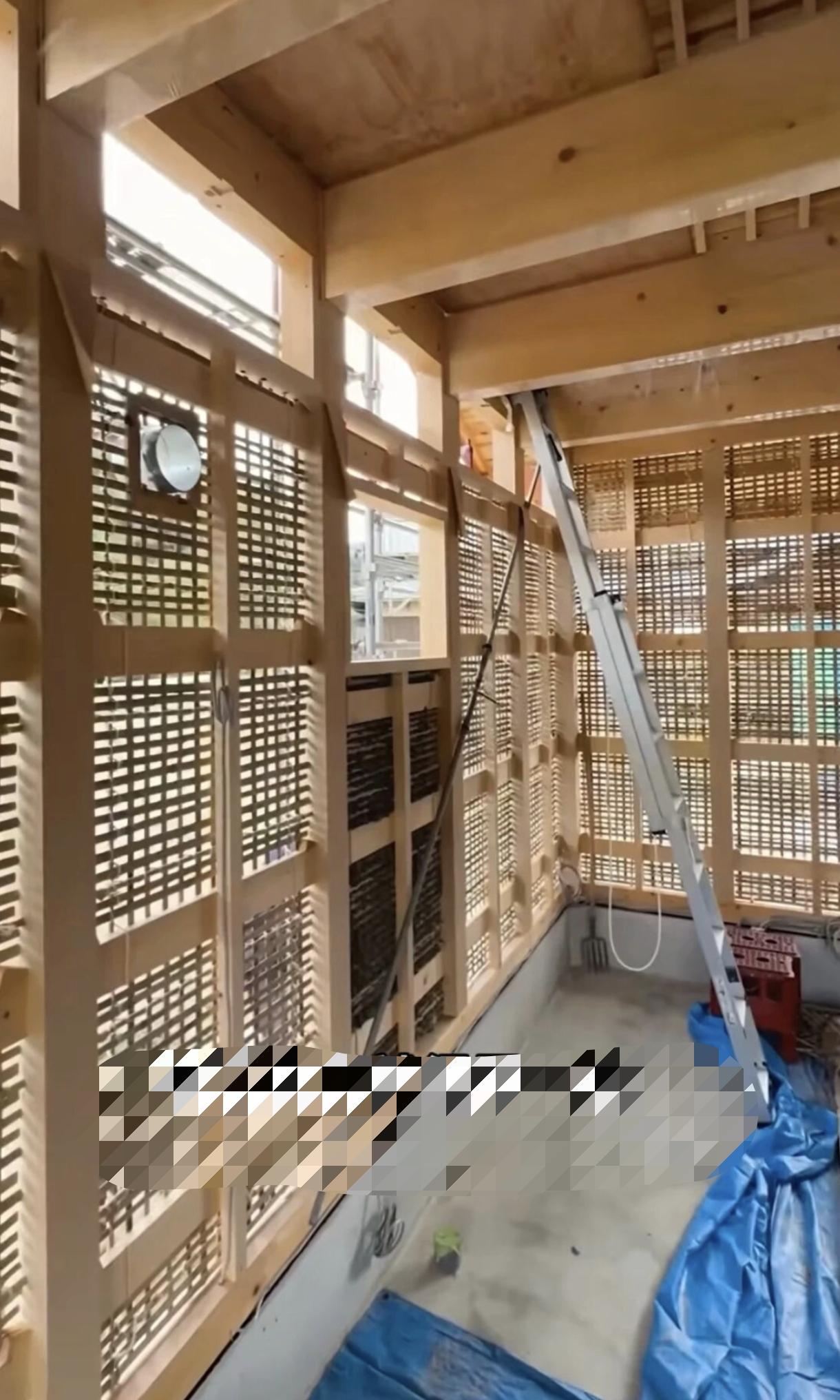 日本是地震频发的地方，抗震救灾经验丰富，用竹子造成篱笆墙，抗震又通风，一举两得。