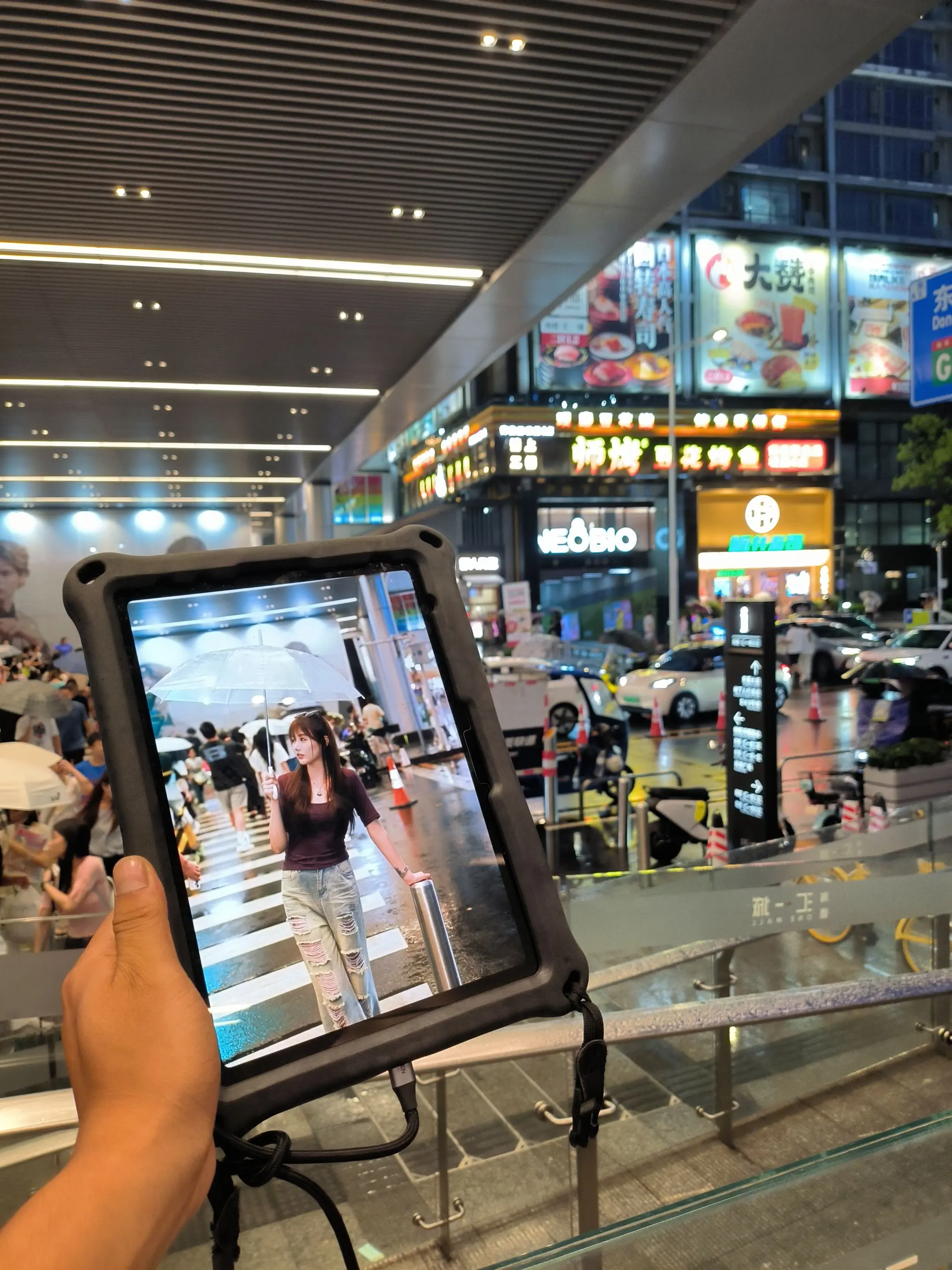 汇一城夜景街拍下雨也出片。